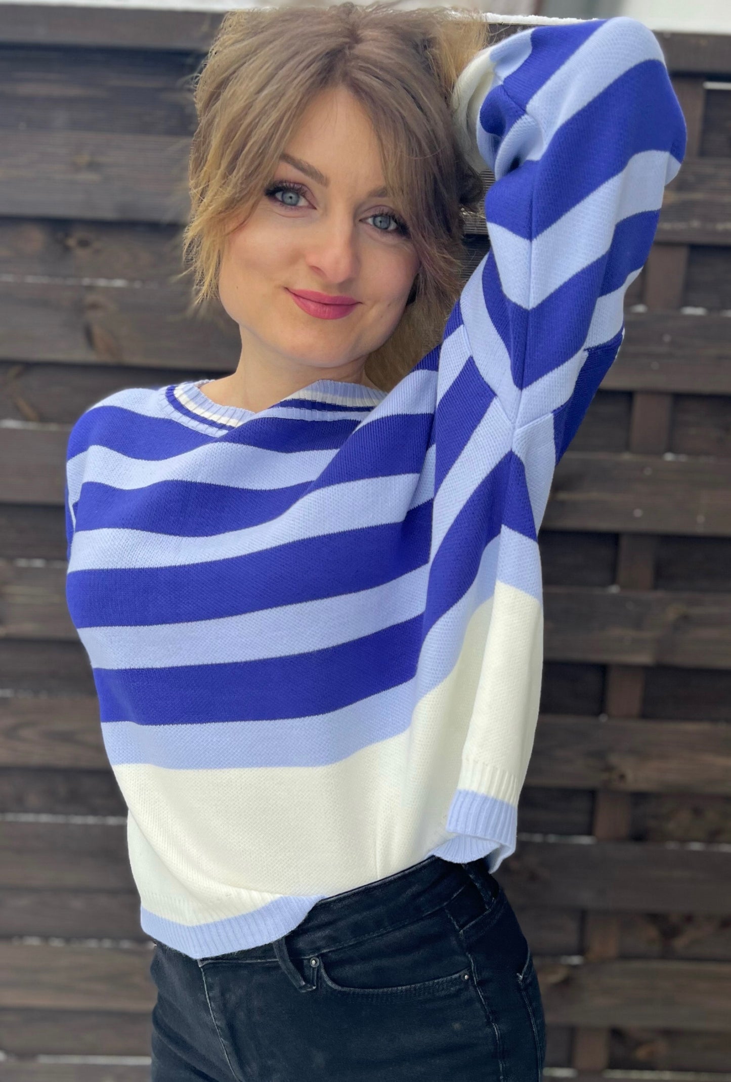 Hellblauer Pullover aus hochwertigem Strickstoff