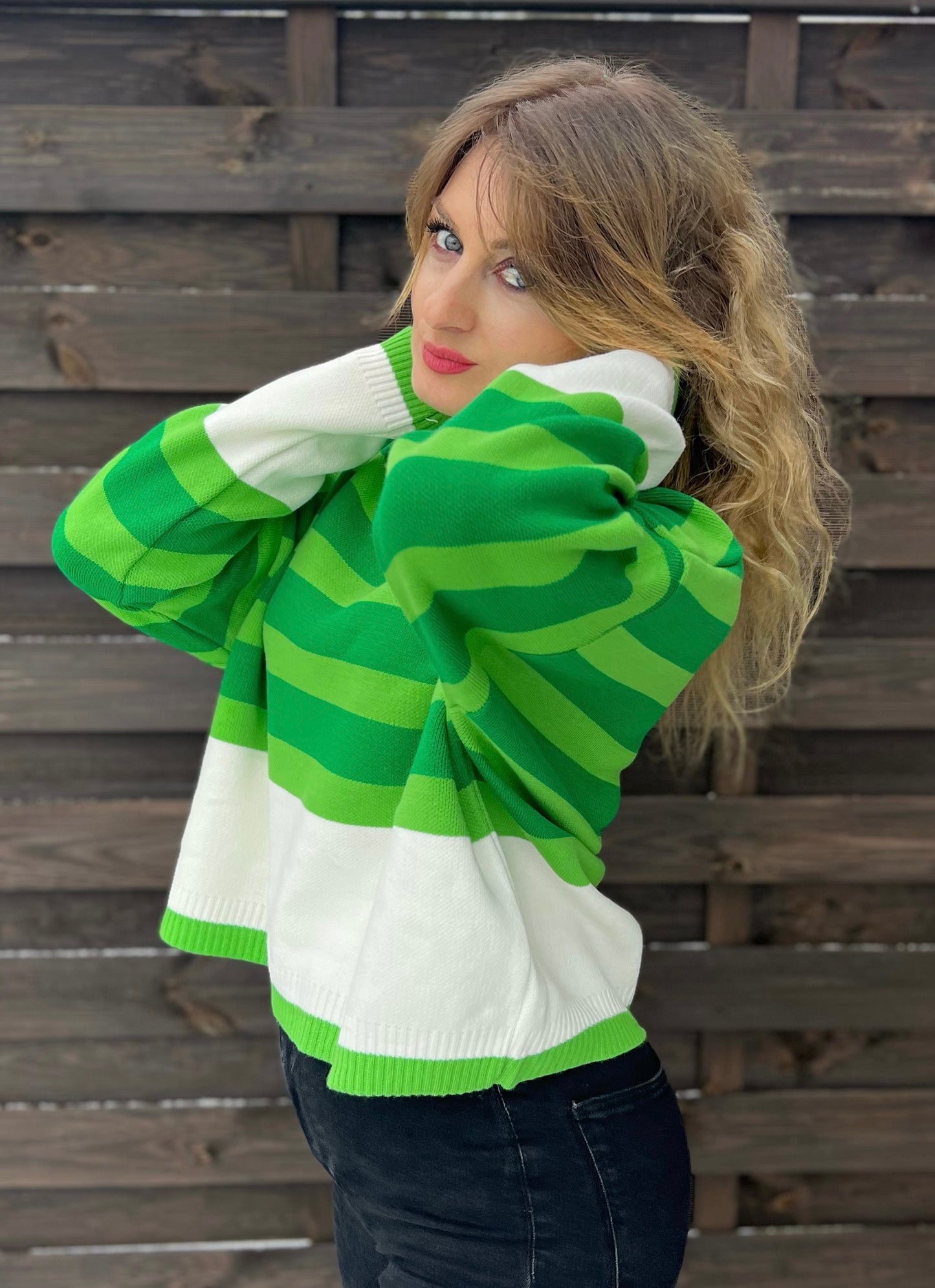 Leuchtend grüner Pullover aus Qualitätsstrickwaren